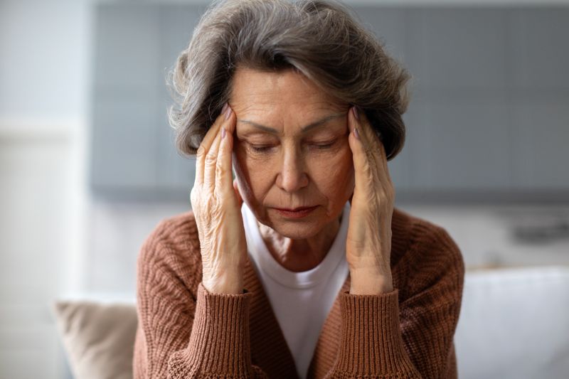 Symptoms and risk factors of cataracts illustration